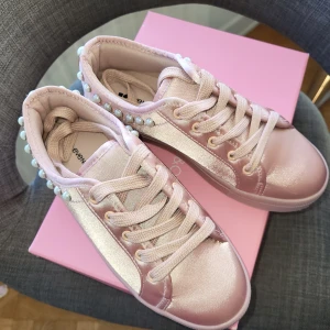 Even & Odd - Oanvända sneakers 