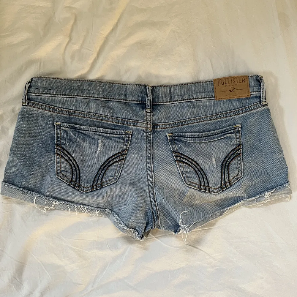 Intressekoll på mina fina unika lågmidjade jeansshorts från Hollister!🥰. Shorts.