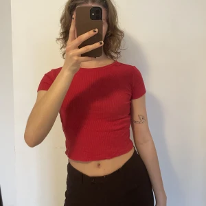 Röd t-shirt - En supersöt röd croppad t-shirt! Perfekt till en gullik kjol på midsommar💕