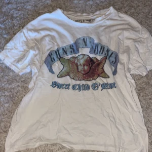 T-shirt - Säljer en t-shirt från pull & bear i storlek S.