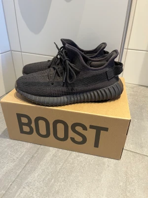 Yezzy 350 v2 cinder - Säljer ett par yezzy 350 cinder, storlek 41 1/3 men passar 42 säljer för dom passar inte mig, skick 8,5/10 inga flaws, nypris runt 6000 på StockX, köpta från CONFIRMED från adidas och kvitto finns. Tveka inte att skriva vid frågor.