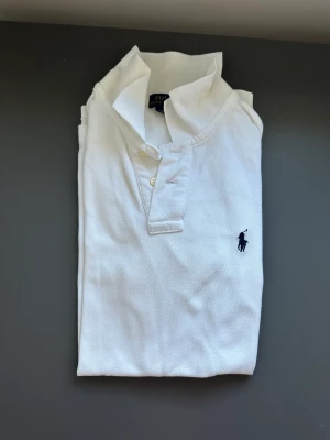 Ralph Lauren Piké - Använd piké i bra skick! Inga synliga skador. Skriv till mig om du har frågor eller om fler bilder önskas så fixar jag!🫶