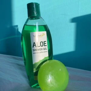 Aleovera mini mini pack - Detta är ett showergel och en hand tvål båda är från Spanien och har solklart aldrig blivit använd det kostade mig 40€ som e 400kr fast det är inte så dyrbart så jag sänker priset ganska mycket..:)