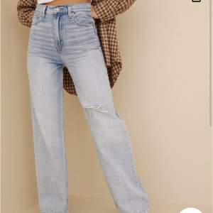 Säljer ett par fina långa högmidjade Levis jeans i stl 26. Dock avklippta benen är 77cm från skrevet till foten! Väldigt bekväma! 