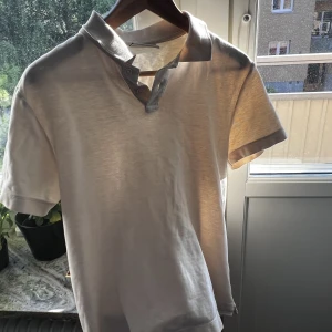 Piké  - Sjukt snygg sommar piké från These Glory Days. Köpt från Volt och skicket är 9/10. Storlek M.