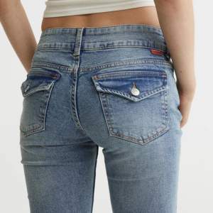 Säljer dessa ursnygga jeans från H&M. Utsålda på nätet och butik. Lågmidjade i retromodell. Storlek 38. 
