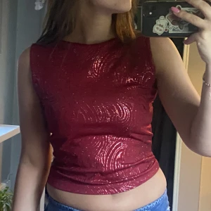 vintage söt glittrig topp! - Super söt röd glittrig topp med cooool mönster! Storlek S/M! Använd köp nu funktionen❤️