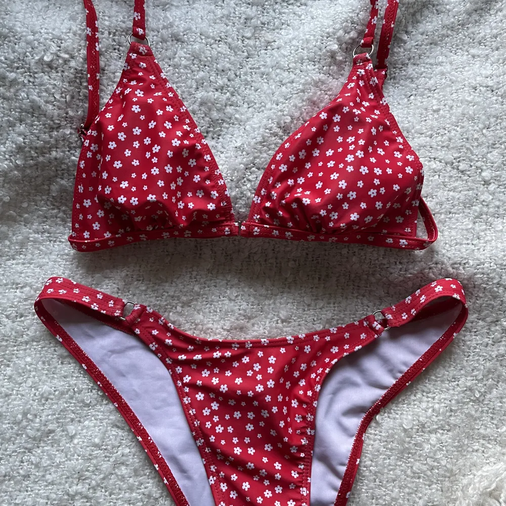 Helt ny och oanvänd bikini❣️ Storlek S men skulle säga liten S eller XS . Övrigt.