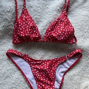 Somrig bikini - Helt ny och oanvänd bikini❣️ Storlek S men skulle säga liten S eller XS 