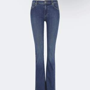 bikbok flare jeans köpt för 600 kr, bra skick säljes för 450 kr pris går att förhandla, stl 37