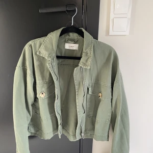 Jeans jacka  - Väldigt fin jeans jacka i militär grön färg , använd fåtal gånger! Ny pris 399 men säljer för 200!