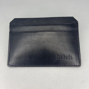Cardholder Bläck - En clean cardholder från bläck, fick den som en present men aldrig använd och därför jag säljer. 5 fickor men går säkert att få i mer kort. Skönt läder material och tajta fickor som gör så att korten inte faller ur! Nypris: 350kr