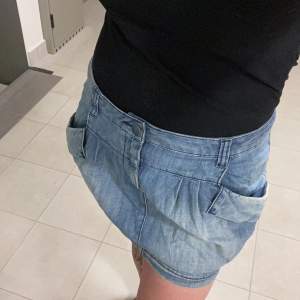 Snygg Jeans kjol köpt i Milano. Charmigt sliten på rätt ställen. Säljer i hopp om att den blir använd av någon annan!😊💙 Stl 38, jag har för mig att den är från Bershka.