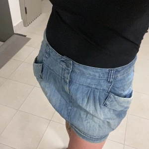 Snygg jeanskjol  - Snygg Jeans kjol köpt i Milano. Charmigt sliten på rätt ställen. Säljer i hopp om att den blir använd av någon annan!😊💙 Stl 38, jag har för mig att den är från Bershka.