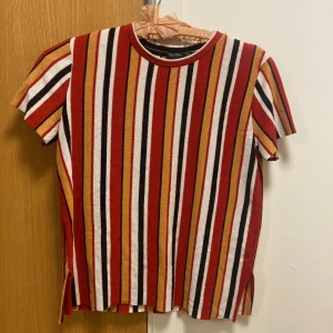 T-shirt  - Roligt t-shirt från Bershka. Stl M. Använd men fint skick.