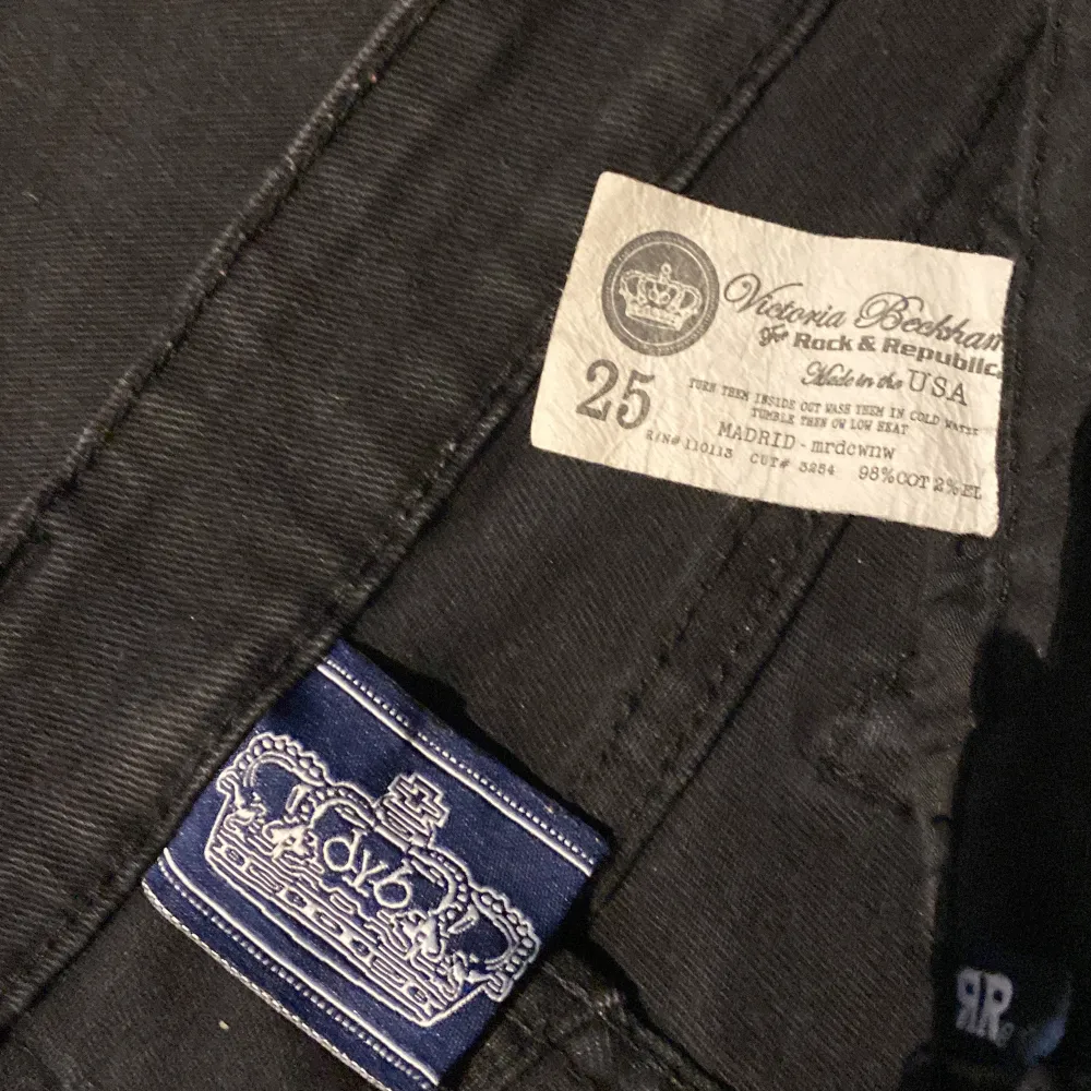 Superfina lågmidiade Victoria Beckham jeans! Skulle säga att dom passar perfekt i storleken xs, köparen står för frakt eller kan man hämta upp💗🌷. Jeans & Byxor.
