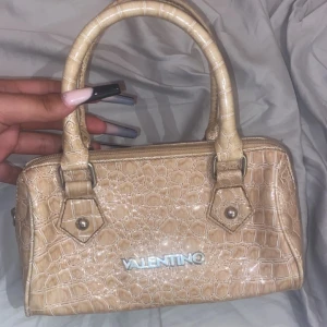 valentino väska  - En äkta valentino väska som ny använd några gånger. Säljs pågrund av ingen användning av den längre. Pris kan diskuteras! 