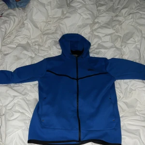 Nike tech fleece - Nike tech fleece, oanvänd säljer den för att jag  inte tycker om den.