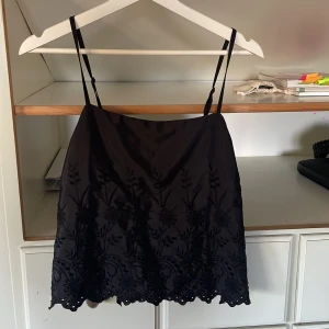 Linne - Så fin linne med broderier, perfekt till både sommaren och fest🎊