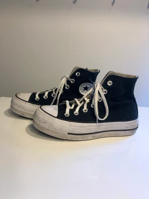Converse Lift High Platform - Svarta Converse All Star Lift High Platform. Storlek UK 4, EUR 36,5. Sparsamt använda. 