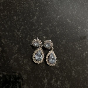 Lily & Rose - Silver/blå örhängen från Lily & rose. Inga ”ploppar” medföljer.  Nypris: 379kr Mitt pris: 150kr