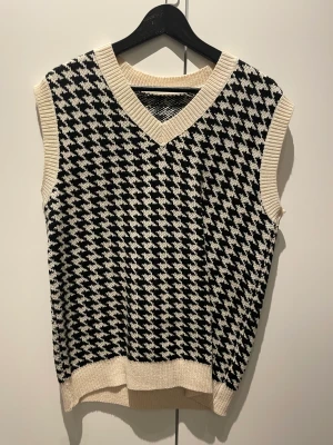 Stickad Väst - Stickad väst i houndstooth mönster, använd 1 gång. Pris kan diskuteras🤍