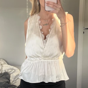 Topp - Säljer denna sjukt vackra topp med spets intill 💖💖