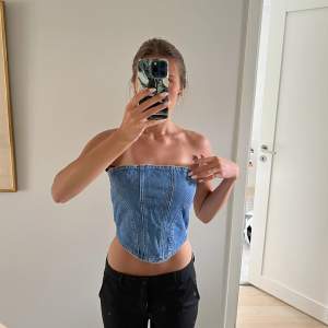 Säljer denna jeanstopp då den är förstor i bysten så aldrig använd, passar bättre en S än XS