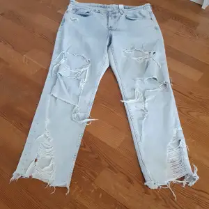 Stentvättade jeans med hål lite här och där. Ser söndriga ut, men har hört att de ska se ut så här.  Boyfriend, Low waist & Denim. 