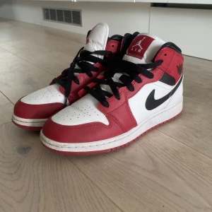 Air Jordan 1 Mid Chicago  - Storlek 39. Endast använda en gång. Nyskick 
