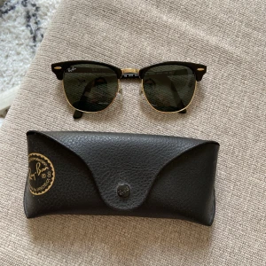Rayban Clubmaster  - Två år gamla Rayban Clubmaster som aldrig använts då dem inte passar mig så bra. 