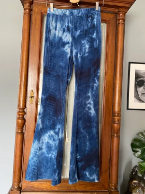 Utsvängda byxor strl S. - Superhärliga utsvängda byxor. Nyskick, strl S.