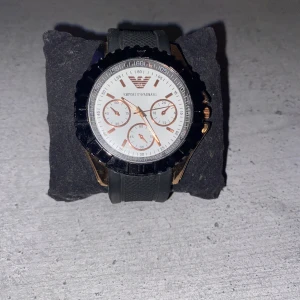 Armani klocka  - Använder inte den längre och vill bli av me den kan fixa mer bilder det e bara att fråga 