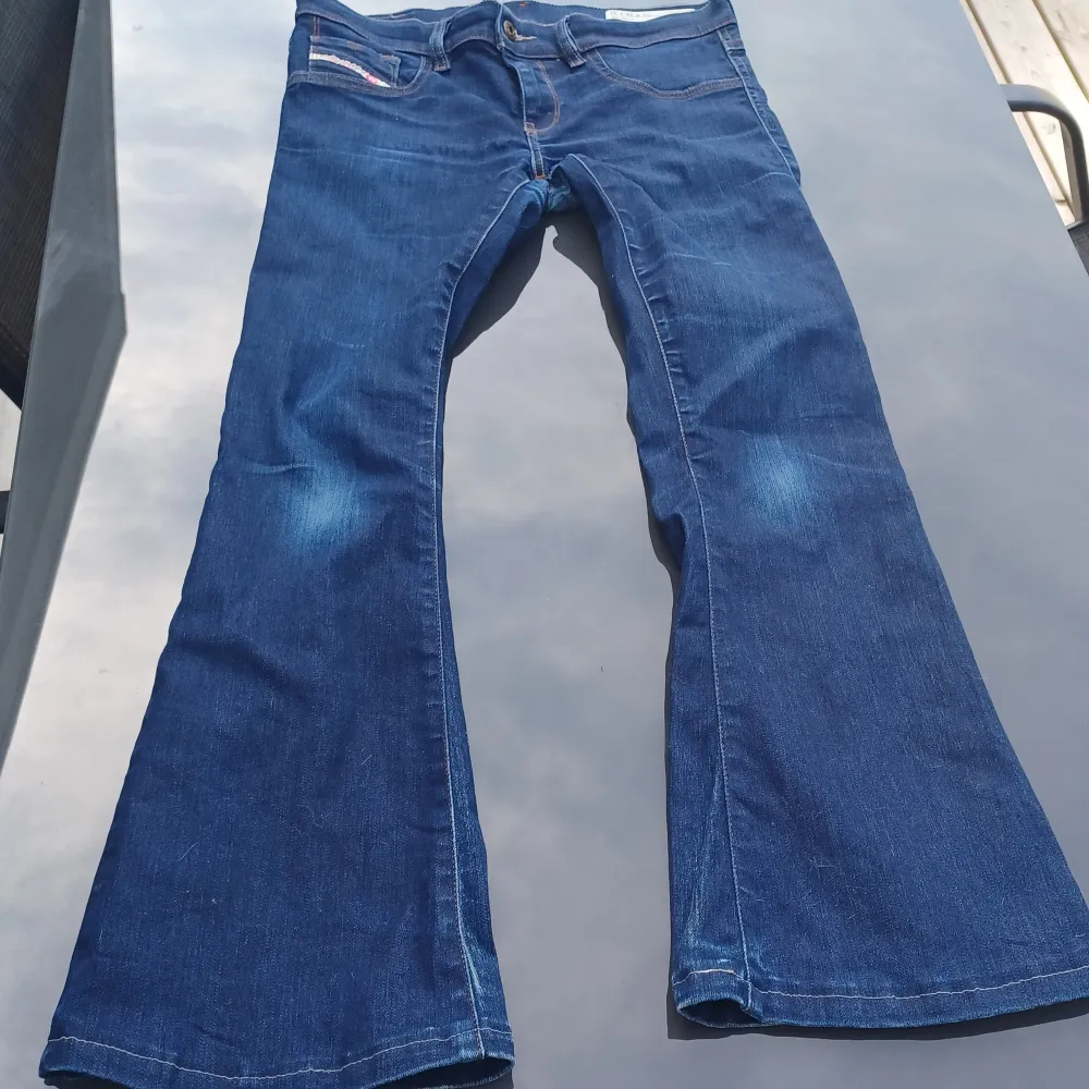Säljer mina mörkblå low waist flare diesel jeans som jag köpa på secondhand. Jag har alldrig använt dom eftersom dom var för små. Dom är väldigt slita vid grenen och vid knät men annars är dom fina.  Strl. W,29 L, 32.  Köparen står för frakten😊. Jeans & Byxor.