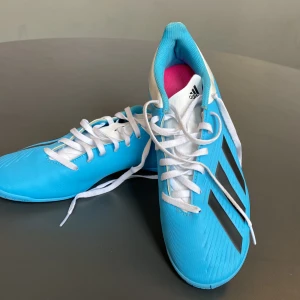 Blås adidas skor  - Storle 42, billiga inomhus fotbollsskor i blå.