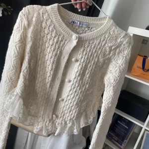 Söt kofta - Säljer min jätte fina somriga kofta från zara. Älskar verkligen denna, men den kommer inte till användning av mig. Använt den 1-2gånger. Verkligen så somrig och fin. Köpte för 400 å säljer för 250 eftersom den är så ny😩🤍