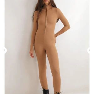 Jumpsuit - Säljer denna jumpsuit från chiquelle fast i färgen svart, använt 1 gång