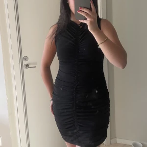 Svart klänning - Svart klänning ifrån Zara med rysh, as skön och sitter så fint på kroppen!!!😍😍😍 storlek M men passar S lika bra