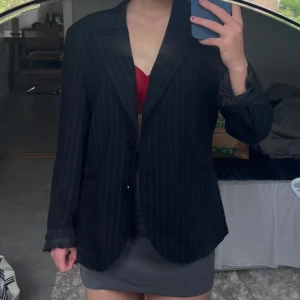 Svart blazer  - Blazer, storlek 46 men sitter perfekt oversize på mig som har storlek S. 