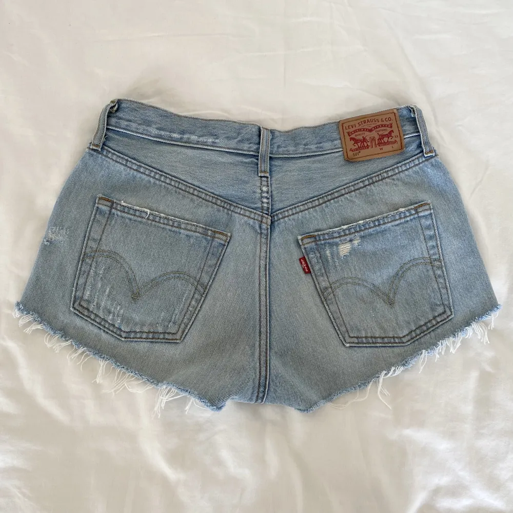 midja: 75 🤍 Levis jeansshorts 🤍 jag är 171cm, stl S/36/28 🤍 läs POLICY & FRAKT (i gillade inlägg) innan du skriver 🤍 använd gärna ”köp nu” 🤍 . Shorts.