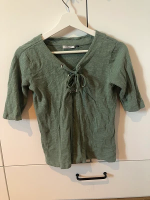 Grön topp - Säljer denna gröna toppen från only med fin snörning!