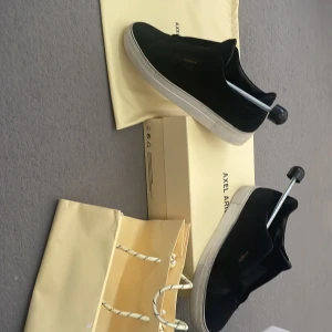Axel Arigato skor - I bra skick! Behöver ba lite rengöring så blir den som ny, box, dustbag och creaseskydd följs med!