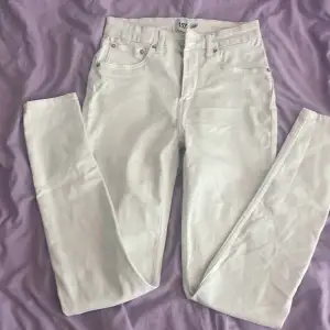 Vita skinny jeans från lager 157 använt få tal gånger storlek M men skulle kunna passa L original pris 200kr men säljer för 100kr 