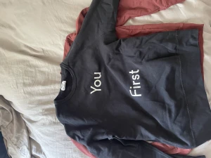 Hoodie  - Acne hoodie, knappt andvönd. Skick 9/10 köptes för 2200kr i butik! 