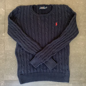 Ralph lauren stickad - Bra skick, knappt använt. Sitter lite tajt på mig då den är xs. Men annars inga hål eller liknade.