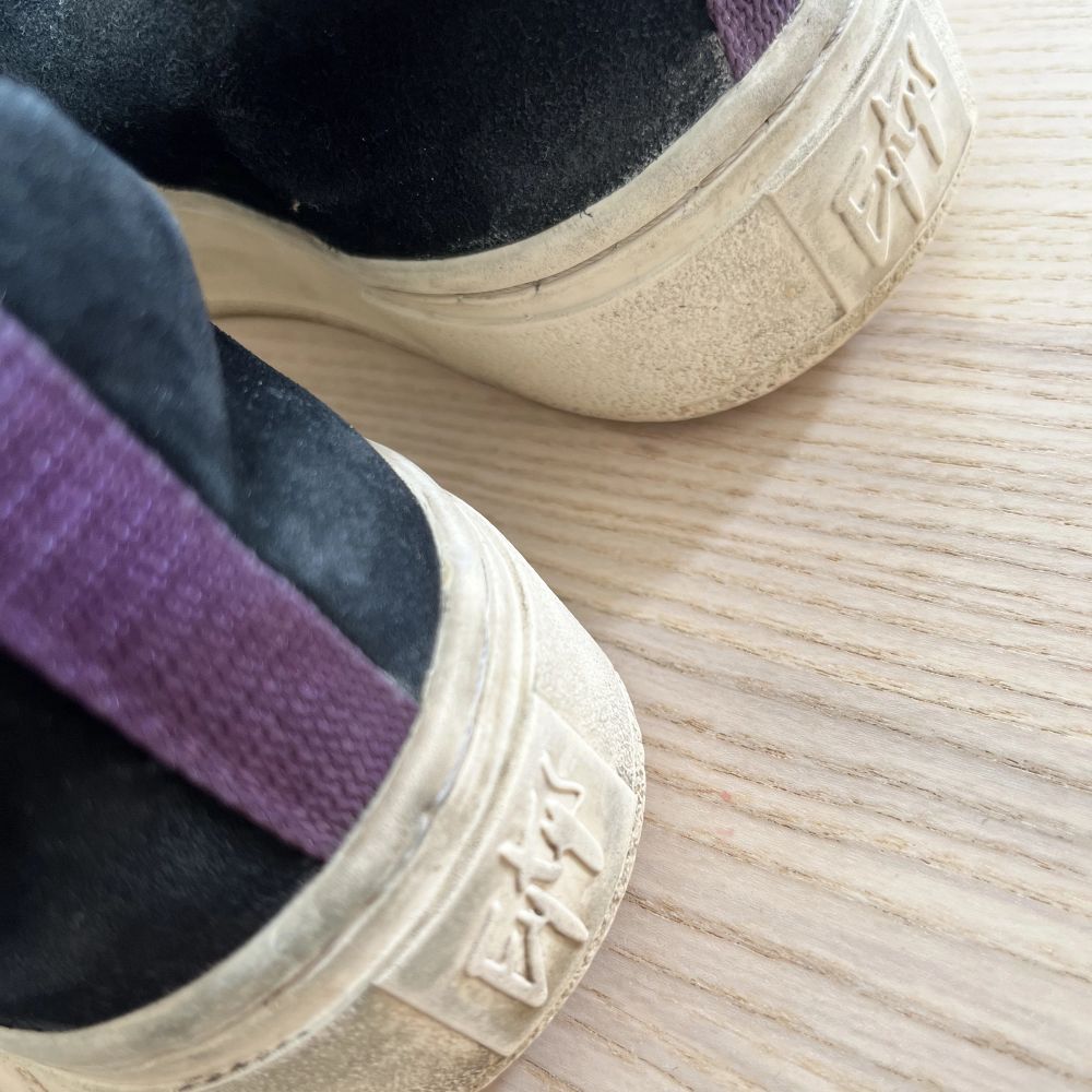 Skitsnygga svarta eytys skor ”Eytys Doja Slip-son Suede Black (DSOSB)” storlek 37, köpta för 1999kr säljer nu för 500kr men pris kan diskuteras, säljer då de inte längre kommer till användning, hoppas de kan hitta ett nytt hem!. Skor.