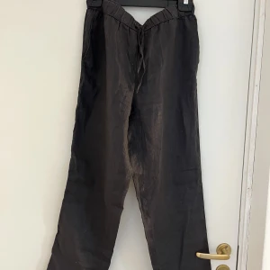 Linnebyxor - Mörkgråa linnebyxor från hm home i storlek S