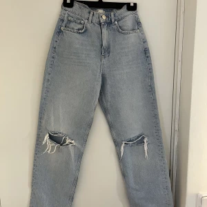 Jeans - Ljusblåa jeans med hål från Gina Tricot i storlek 34. Knappt använda därav mycket fint skick💕