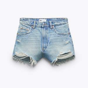 Skitsnygga jeansshorts från ZARA😍! Perfekt till sommaren!! Använda en sommar men bra skick! Nypris: 400kr. Skriv för fler bilder💓