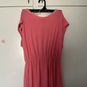 Klänning  - As fin klänning som är lite see through. Köpt för 300kr prislappen fortfarande på. Köparen står för frakten. Tryck gärna på köp nu 💞💞